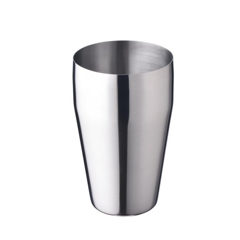 Shaker à cocktail au fini satiné